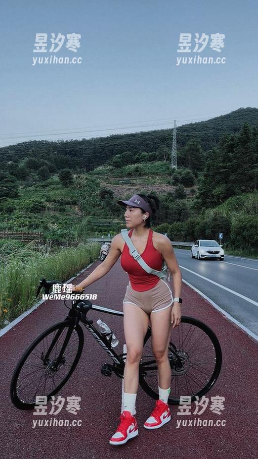 鹿瑶 微密圈 - 鹿瑶私拍秘籍,透明吊带让整个画面有一丝顽皮的味道。