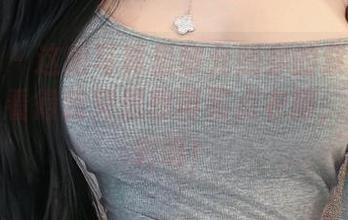 微密圈 – 这组写真里黎允熙穿的紫色珍珠丁裤，看得我突然想再买点衣服，多姿多彩呀！